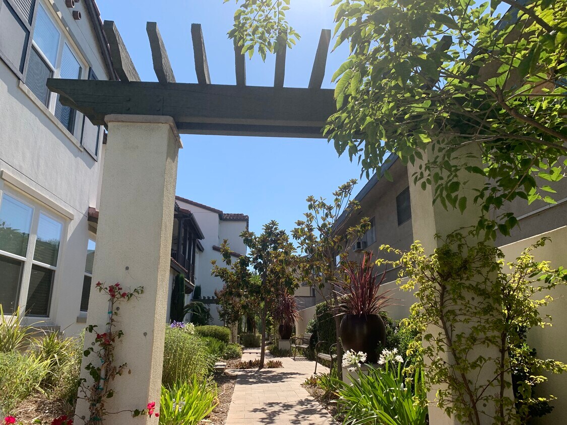 Side - 281 Mar Vista Ave