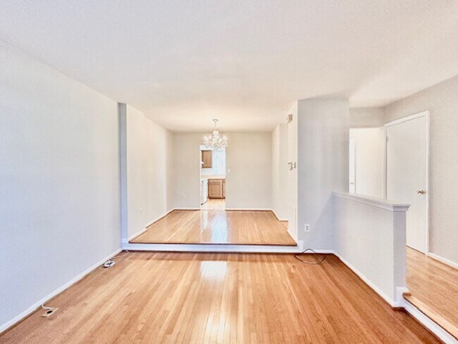 Building Photo - Spacious and bright 3BR/2.5BA townhouse with enclosed back patio