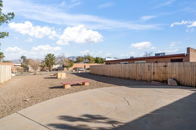 Foto del edificio - 3032 N Edith Blvd