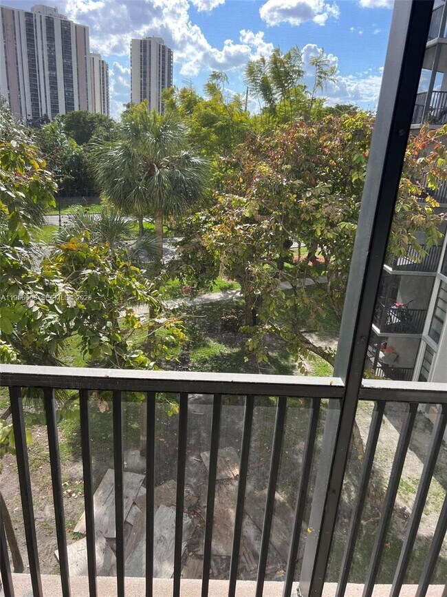 Foto del edificio - 3301 N Country Club Dr