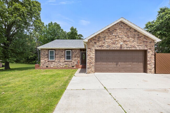 Building Photo - 7481 Pinewood Dr