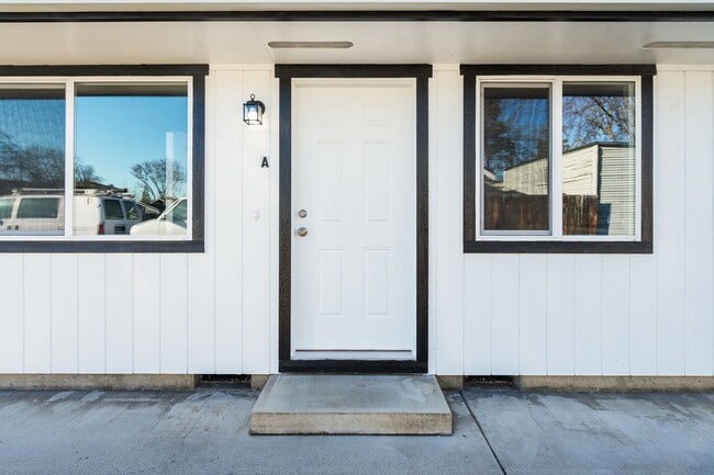 Building Photo - 1028 W 11th St