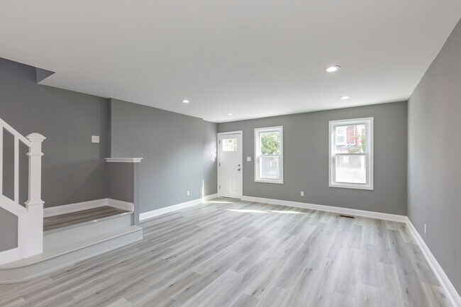Building Photo - 452 Old Elm St