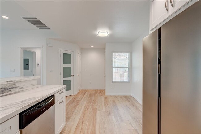 Building Photo - 545 Lands End Way