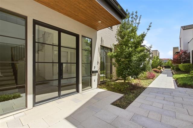 Foto del edificio - 9855 Kingsway Ave