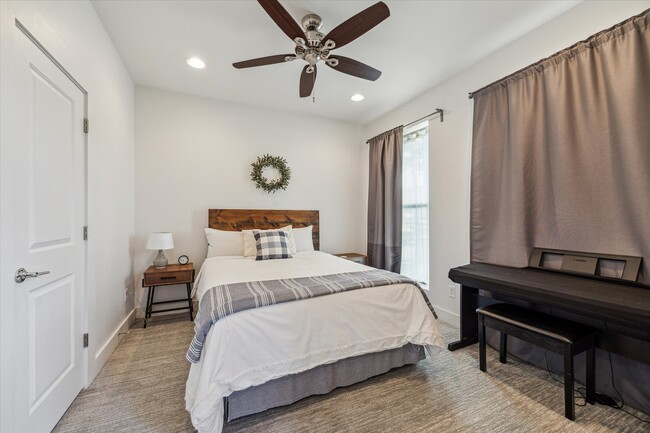 Building Photo - 2118 Sabine St