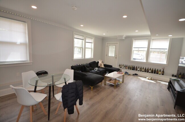 Building Photo - 120 Kenrick St