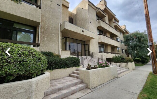 Building Photo - 5237 Newcastle Ave