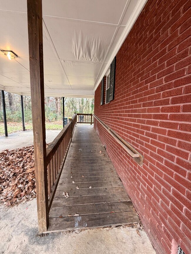 Foto del edificio - Brick 3/1.5 House in West Rome- $1,250