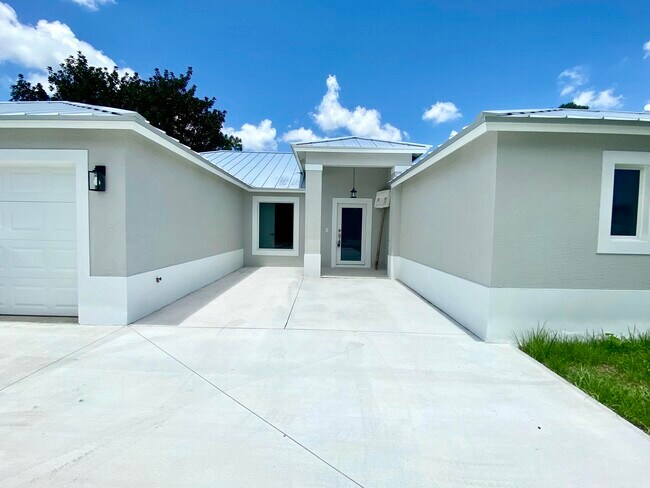 Building Photo - 5807 Raintree Trail