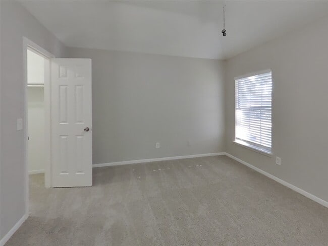 Building Photo - 18139 Lake Bend Dr