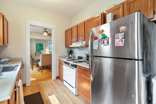 Building Photo - 253 W Elm St