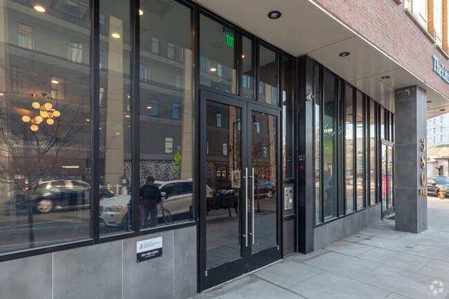 Entrada - 380 Newark Ave