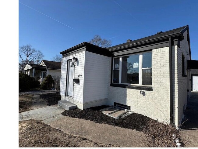 Building Photo - 606 Taney St