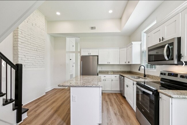 Building Photo - 2022 Bienville St