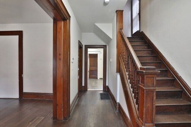 Foto del edificio - Great CENTRAL Location 5 Bedroom House - Virtual Showings Available