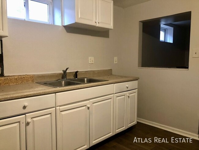 Building Photo - 2 Bed 1 Bath Lower Level Unit Available fo...