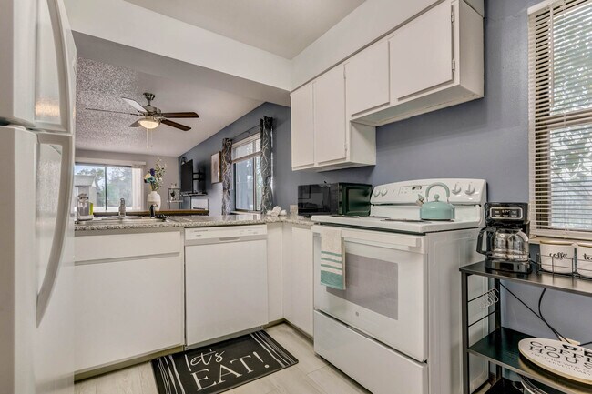 Fully Stocked Kitchen - 6652 Dublin Loop W