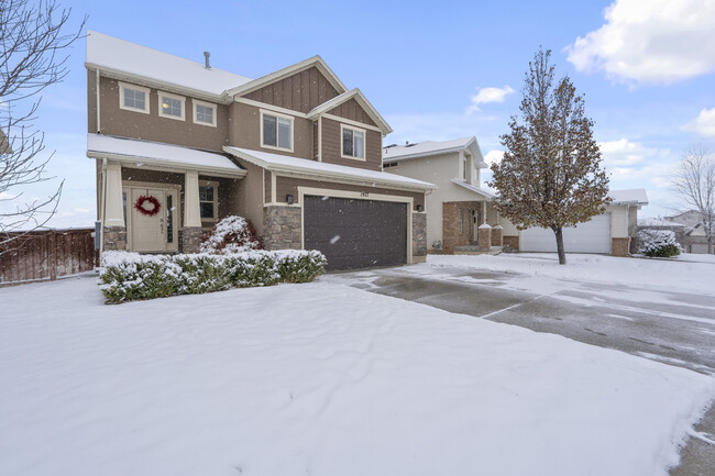 Building Photo - 1977 Woodview Dr