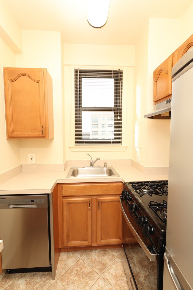Cocina con lavavajillas - 1010 25th St NW