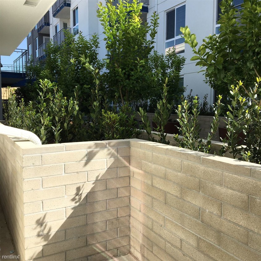 915 N La Brea Ave Unit Apt 322, West Hollywood, CA 90038 Condo for