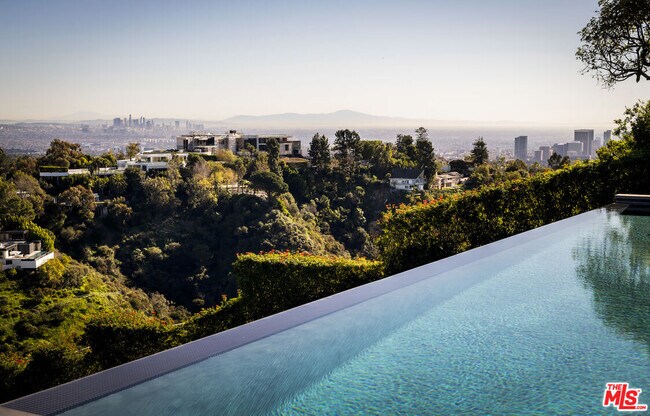 Foto del edificio - 1030 Somera Rd