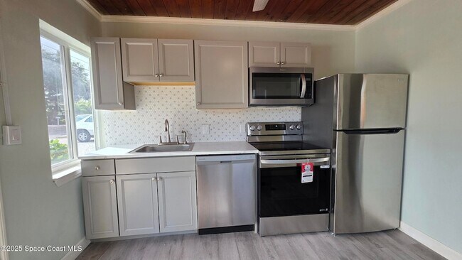 Building Photo - 6411 Ridgewood Ave