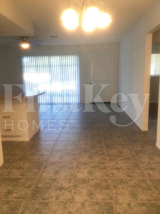 Building Photo - 305 NE Floresta Dr