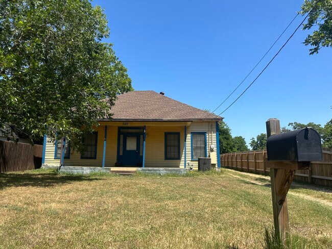 Building Photo - 205 Henry St