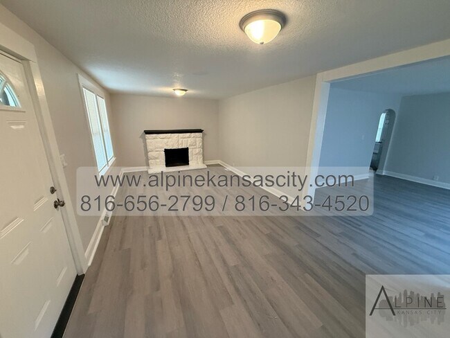 Foto del edificio - Updated South KC Home, 3 Car Detached with...