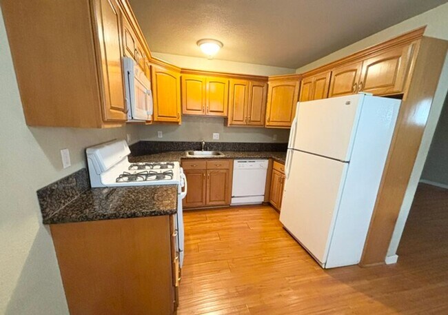 Building Photo - Charming 3 bed / 1 bath Apartment by Downtown