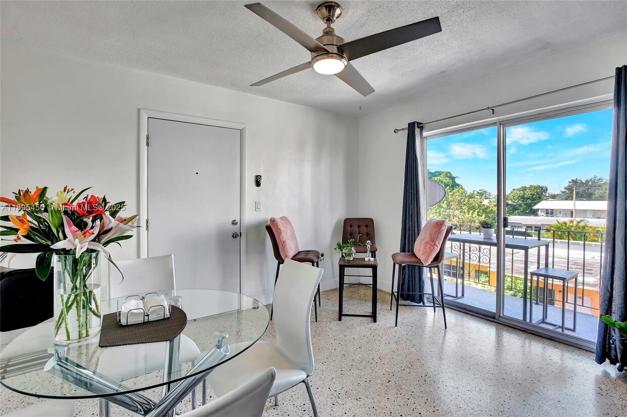 Foto principal - 458 SW 9th St