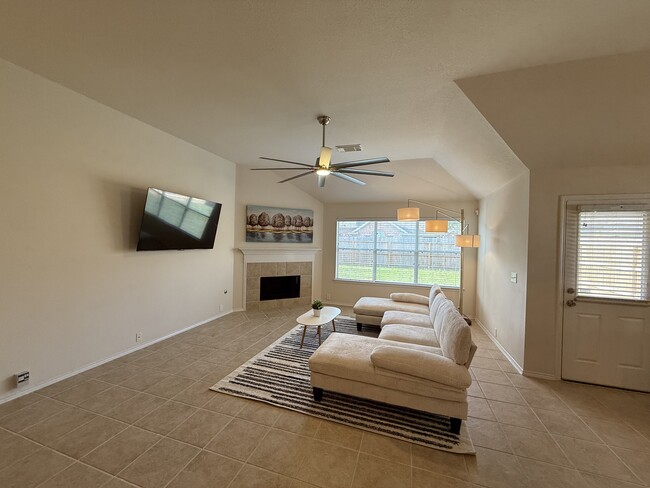 Foto del edificio - 9010 Heather Springs Dr