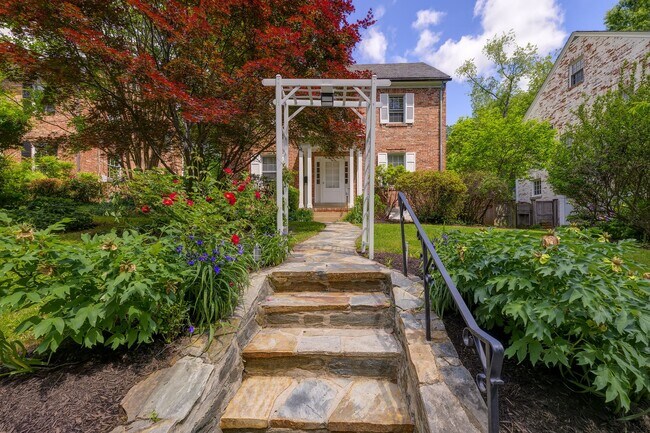 Foto del edificio - Charming & Spacious Colonial in N Cleveland Park w/Park-Like Rear Garden & Detached Garage