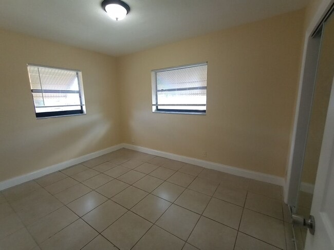 Building Photo - 3/2 HOME FOR RENT.  FENCED BACK YARD