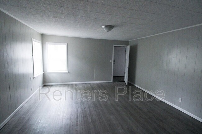 Building Photo - 408 N Florence