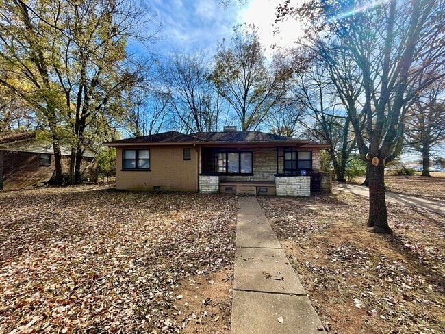 Building Photo - Adorable Brick Home!