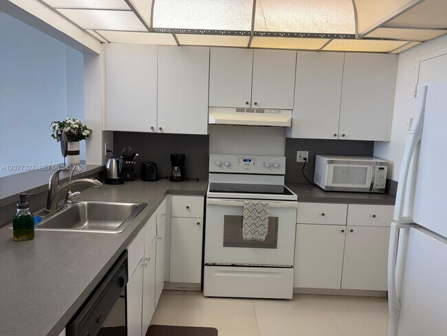 Building Photo - 3725 S Ocean Dr