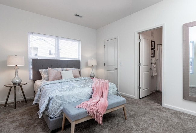 Building Photo - Villages at Lake Silvercote