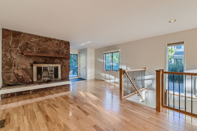 Building Photo - ***$1000 off 1st Month's Rent and 1/2 off Security Deposit*** Two Story Condominium Prime Locatio...