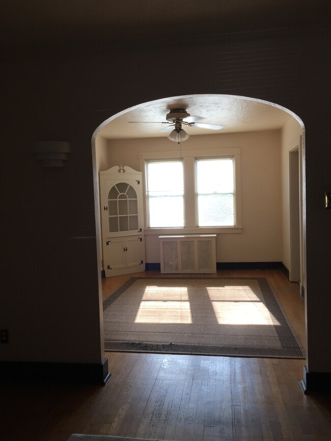 Building Photo - 3322 Parkview Ave