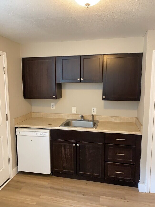 Foto del edificio - AVAILABLE NOW!  "Charming 2-Bedroom Gem in Denver's Heart with Spacious Layout - 837 Sq Ft of Coz...