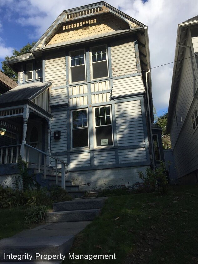 Primary Photo - 3 br, 1.5 bath House - 15 Carroll St.