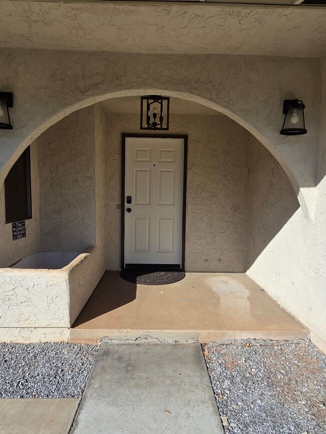 Building Photo - Must see! Conveniently located 3 bedroom with pets considered