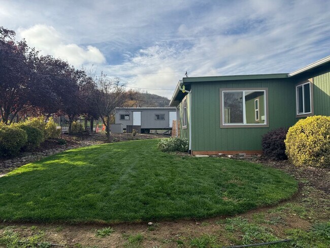 Building Photo - 2 Bedroom 2 Bath