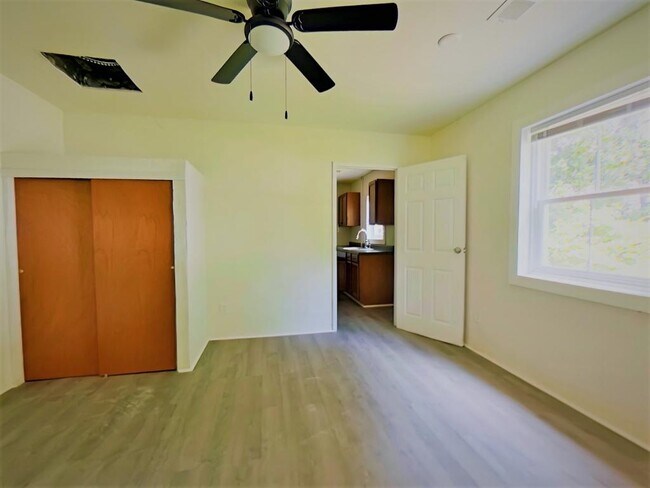 Foto del edificio - 1513 Wendell Avenue Unit B