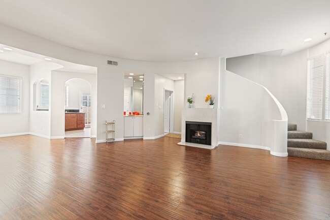 Photo - 408 W Queen St Apartment