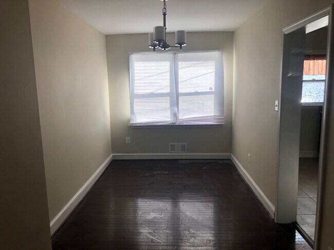 Foto del edificio - 2136 Redthorn Rd