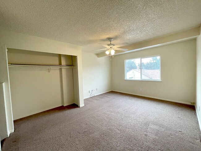 Building Photo - 1 Bedroom, 1 Bath 2-story Townhome