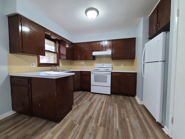 Building Photo - 2206 Welch Dr